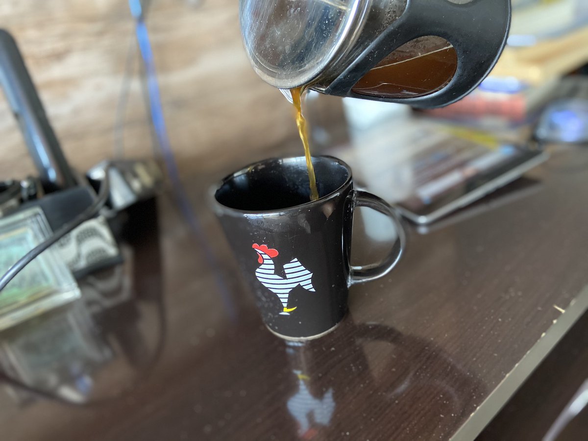 jeffpaiva's tweet photo. Café da tarde na única caneca possível hoje: Daqui de SP, um feliz aniversário @atletico! #Galo113Anos #HonramosONomeDeMinas #AquiÉGalo https://t.co/yXWNrjl5eo