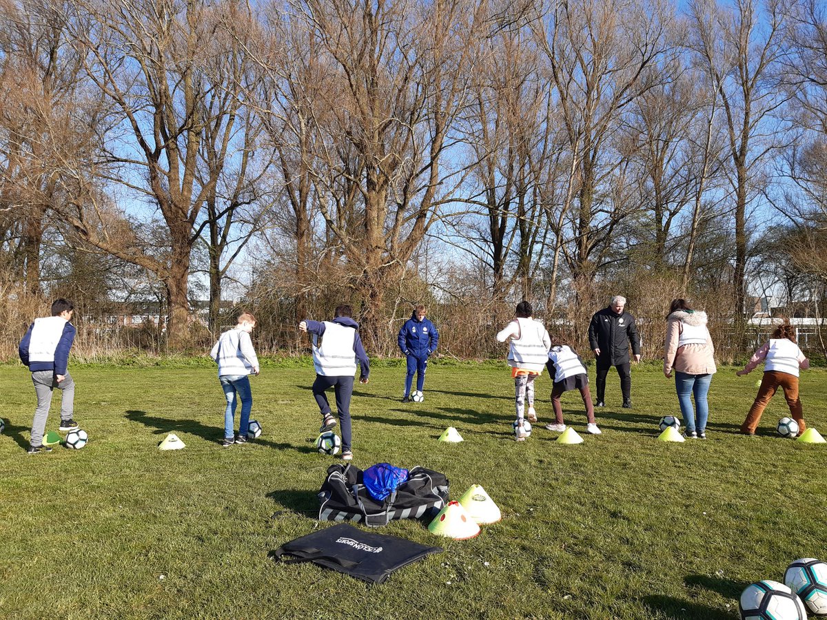 PiezoTalentenAc's tweet photo. Wat wil jij worden? Voetbaltrainer of coach?  #beroep fijn en sportief in de buitenlucht! #teamplayer  #sportiviteit #oplettendheid ; talenten en disciplines die goed van pas komt als trainer! Dank Peter en Ted van @fczoetermeer https://t.co/zBuHoTyOwd