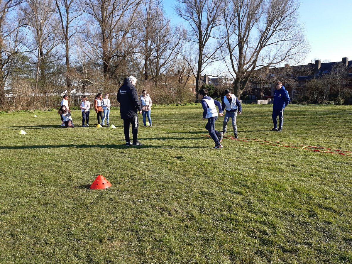PiezoTalentenAc's tweet photo. Wat wil jij worden? Voetbaltrainer of coach?  #beroep fijn en sportief in de buitenlucht! #teamplayer  #sportiviteit #oplettendheid ; talenten en disciplines die goed van pas komt als trainer! Dank Peter en Ted van @fczoetermeer https://t.co/zBuHoTyOwd