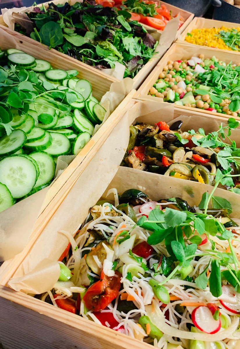 Lovely to see a bright, colourful & tasty salad bar today! @CrosfieldsNews  🍅🥒🌶🫑🥕🌽🍽 @TFsouthwestreg1 @Thomas_Franks_