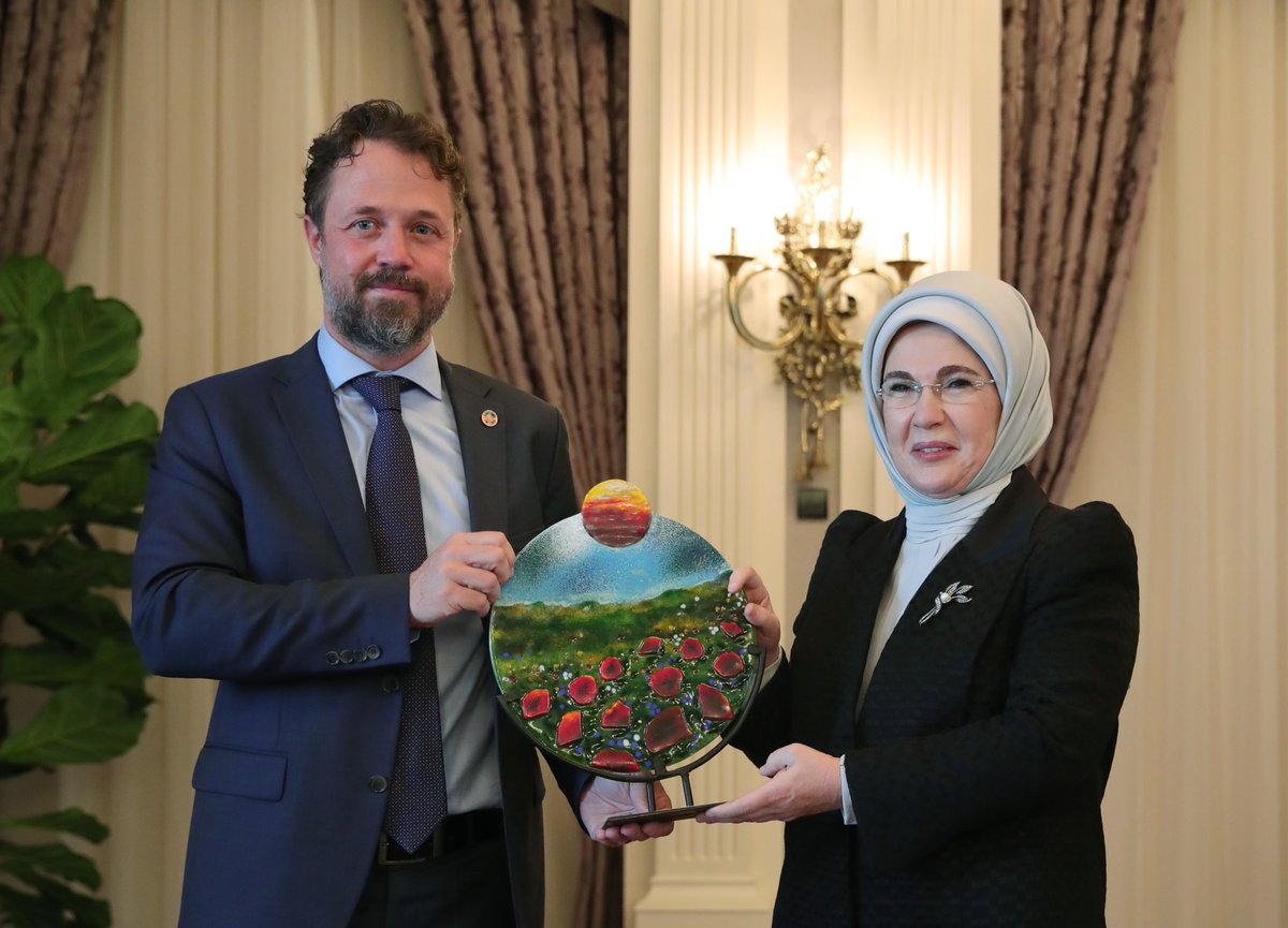 EmineErdogan's tweet photo. 2017’de başlattığımız #SıfırAtık projesi, BM'nin ‘Sorumlu Üretim ve Tüketim’ amacına yaptığı önemli katkılardan dolayı UNDP Türkiye tarafından ‘Küresel Amaçlar Eylem Ödülü’ne layık görüldü. @UNDPTurkiye ekibine projelerimize gösterdikleri ilgiden dolayı teşekkür ediyorum. https://t.co/1nV8qVzcqL