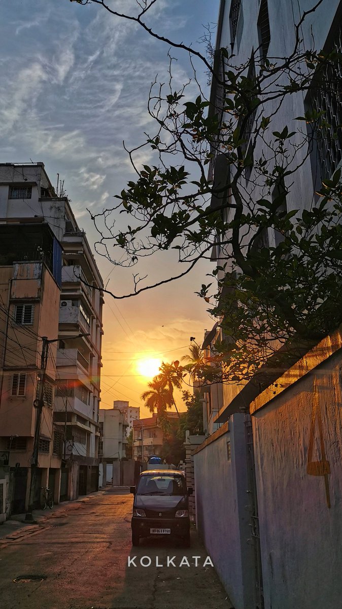 SHAMAUN's tweet photo. Felt blessed witnessing this beautiful sunset every evening from my apartment in Mumbai and now
Baap ke ghar wala sunset
puts a different smile on my face ☺️
Dono ka apna sukoon hai,
Dono ki apni ehmiyat.
.
#amaderkolkata v #amchimumbai
#bongproblems #almost https://t.co/FVKRGIvoGX