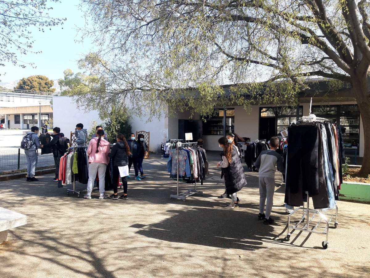 EreMarquisanne's tweet photo. Les 4.1 segpa présente la boutique GREEN MARQUI'Z Shop 🧥👖👘👚à tous les élèves au "Jardin de la Marqui'z".Formidable adhésion des collégiens au projet. Rdv jeudi 01/04 à 17h pour présenter l'action solidaire, sociale et environnementale #WebiSud #JNI2021 @FaceVar @CardieNice https://t.co/URkLnJh04k