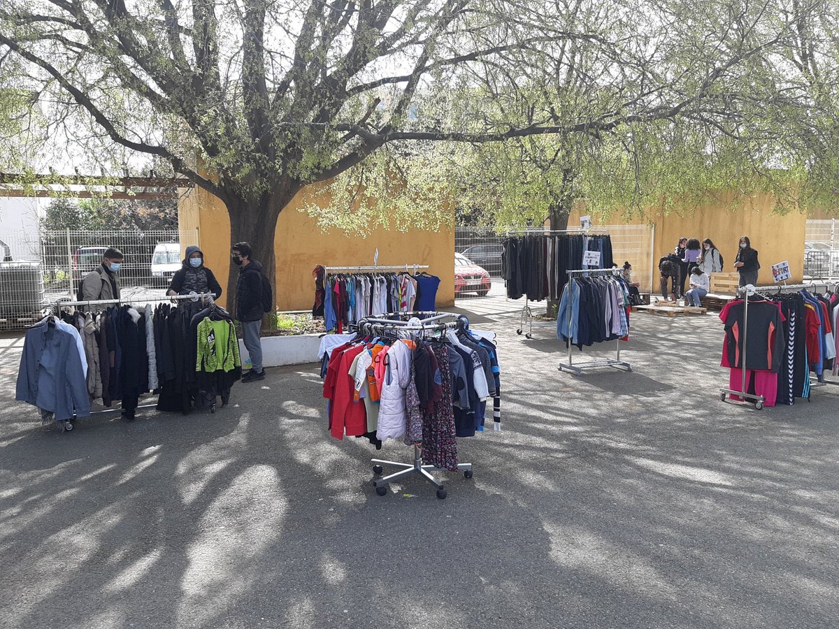 EreMarquisanne's tweet photo. Les 4.1 segpa présente la boutique GREEN MARQUI'Z Shop 🧥👖👘👚à tous les élèves au "Jardin de la Marqui'z".Formidable adhésion des collégiens au projet. Rdv jeudi 01/04 à 17h pour présenter l'action solidaire, sociale et environnementale #WebiSud #JNI2021 @FaceVar @CardieNice https://t.co/URkLnJh04k