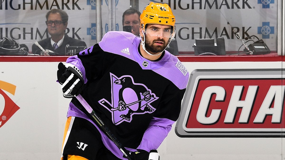 Photo of Zach Aston-Reese in a purple Hockey Fights Cancer warmup jersey from last season.