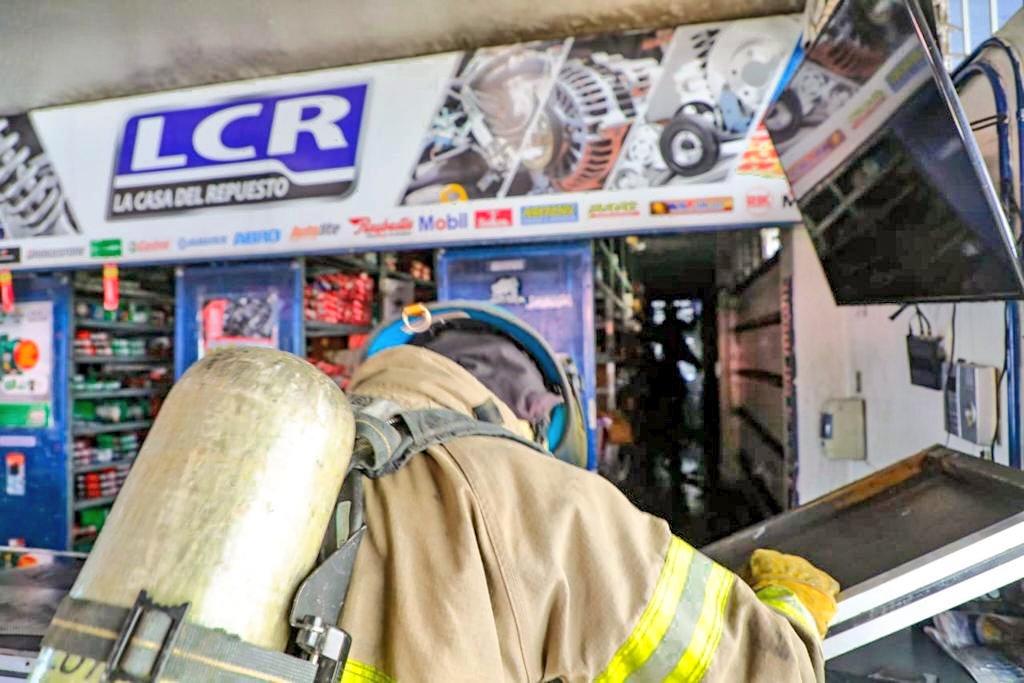 El incendio estructural Nivel III en la venta de repuestos, ha sido controlado, las acciones están enfocadas en sofocar los diversos materiales que aún arden en el interior.