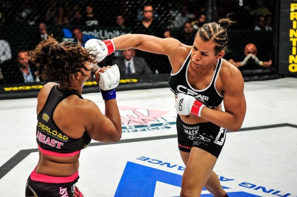 Se sabía que causaba una conmoción cerebral y 7 puntos en la cabeza de su oponente Tamikka Brent, un tipo de fractura orbitaria que requiere una gran fuerza y ​​que prácticamente no tiene precedentes en las MMA femeninas.