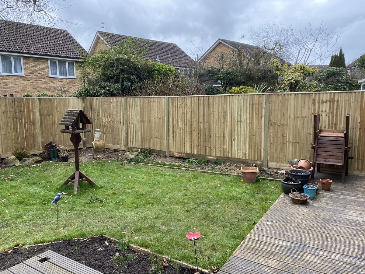 MarkMnowell's tweet photo. Before and after photos of closeboard fencing around all sides of the garden for clients in Barkham #fencing #landscaping #BerkshireBoundaries #DirectoryofExcellence #woky https://t.co/MJoZ0YtFMI