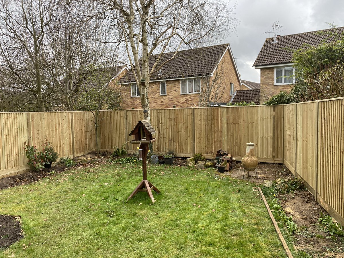 MarkMnowell's tweet photo. Before and after photos of closeboard fencing around all sides of the garden for clients in Barkham #fencing #landscaping #BerkshireBoundaries #DirectoryofExcellence #woky https://t.co/MJoZ0YtFMI