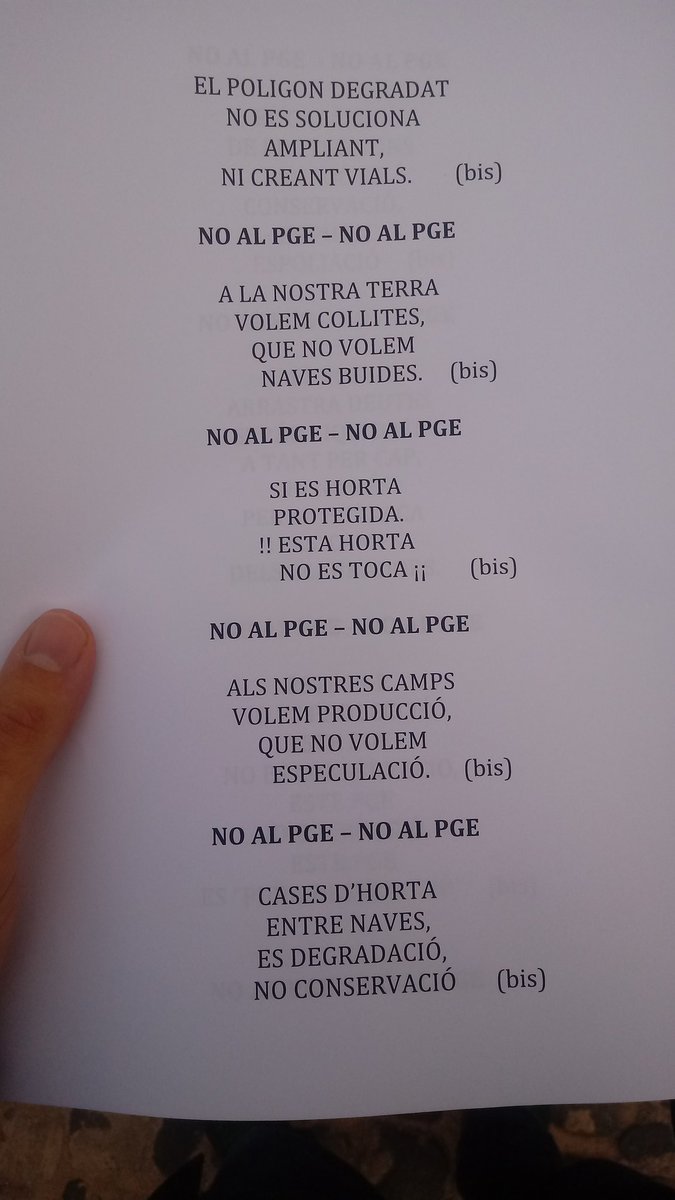 Un grup de veïns i veïnes del poble estem concentrats a la porta del plenari per a recordar a l'equip de govern que el litoral i l'horta no són monedes de canvi per a plans urbanístics opacs, innecesaris i sense participació veïnal #NOÉSELMEUPGE