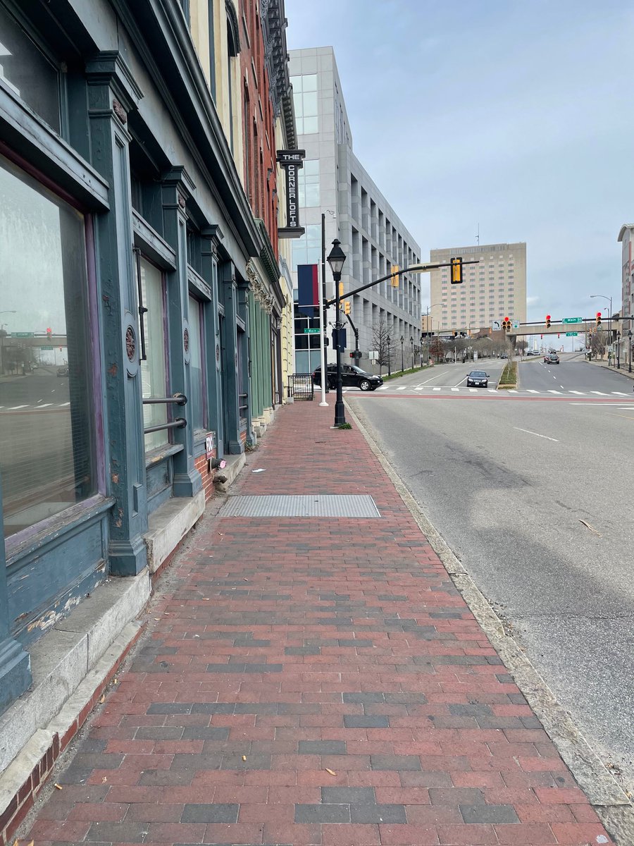 VicctorianChad's tweet image. American City: why is nobody willing to shop in our beautiful downtown district?🏛

Same American city: 4 feet of unprotected sidewalk next to 6 lanes of high speed traffic is a good idea🛣