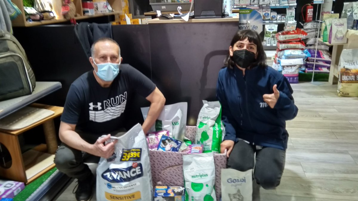 ColoniaGats's tweet photo. Hoy hemos recogido las donaciones económicas y de alimentos (pienso y latas ) en el #Maskokotas de la avd. La Plata 87 #València. 
Nos viene muy bien para los 50 #gatos de @ColoniaGats.
Gracias a la gente que ha colaborado y, por supuesto, a Maskokotas. 
 #GatosFerales https://t.co/9G38Ka4ovx
