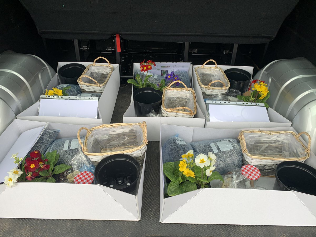 Today I was back to deliveries 😀 #YGrowIt packs supplied by <a href="/AdminParklea/">Parklea Branching Out</a> <a href="/CalumYsortit/">Calum</a> dropped off to 9 young people across #WestDunbartonshire 💜 packs were created using funding from <a href="/WDCouncil/">West Dunbartonshire Council</a> - thank you 💜💜
<a href="/GillianYsortit/">GillianYsortit</a> @MicYsortit @AllisonYSortIt <a href="/LyndseyYsi/">LyndseyYsortit</a>