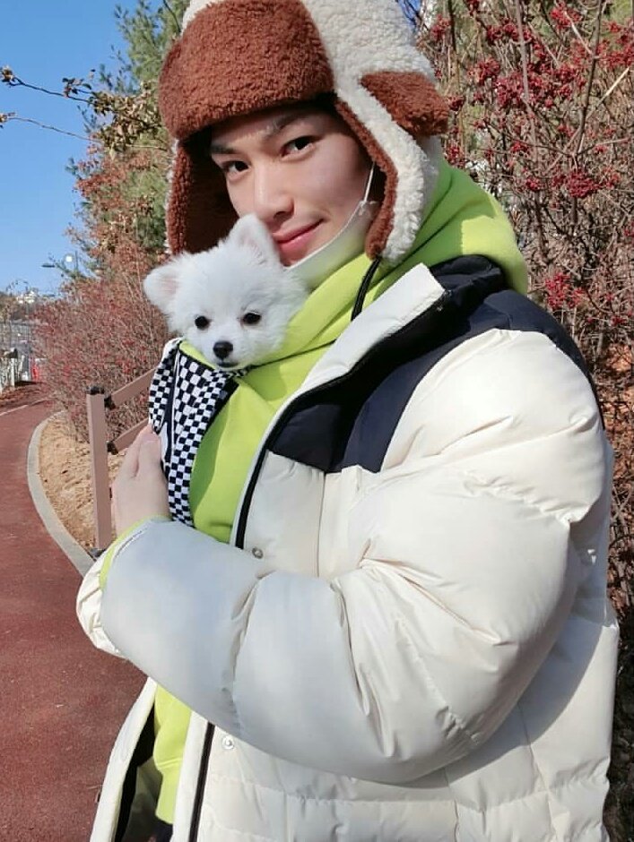 hyuniesrose_'s tweet image. get to know hangyeom's puppy chorong🐶💙