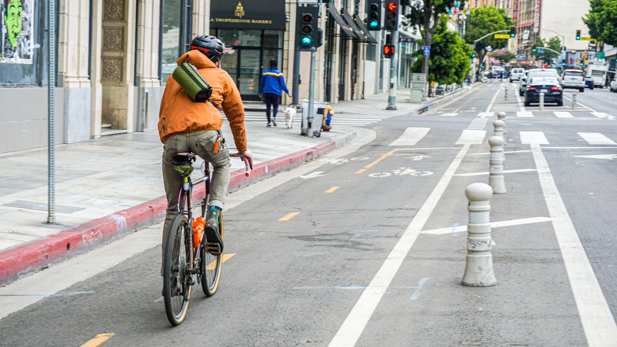 RoadRunnerbags1's tweet photo. On and off the bike, Our Burrito Supreme and California Burrito are great ways of carrying what's needed for a short ride around town or long weekend adventures.

The universal shoulder strap works great on all of our handlebar bags😎✌️ https://t.co/QwwqyYPIVO