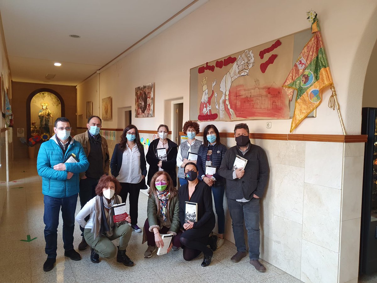 PastorinasLeon's tweet photo. Nuestro club de lectura se ha reunido hoy.
Hijos del carbón, con su autora Noemí Sabugal. #leonesp #somospastorinas #cuentaconmigo #semanadelalectura https://t.co/LH53cHnt6w