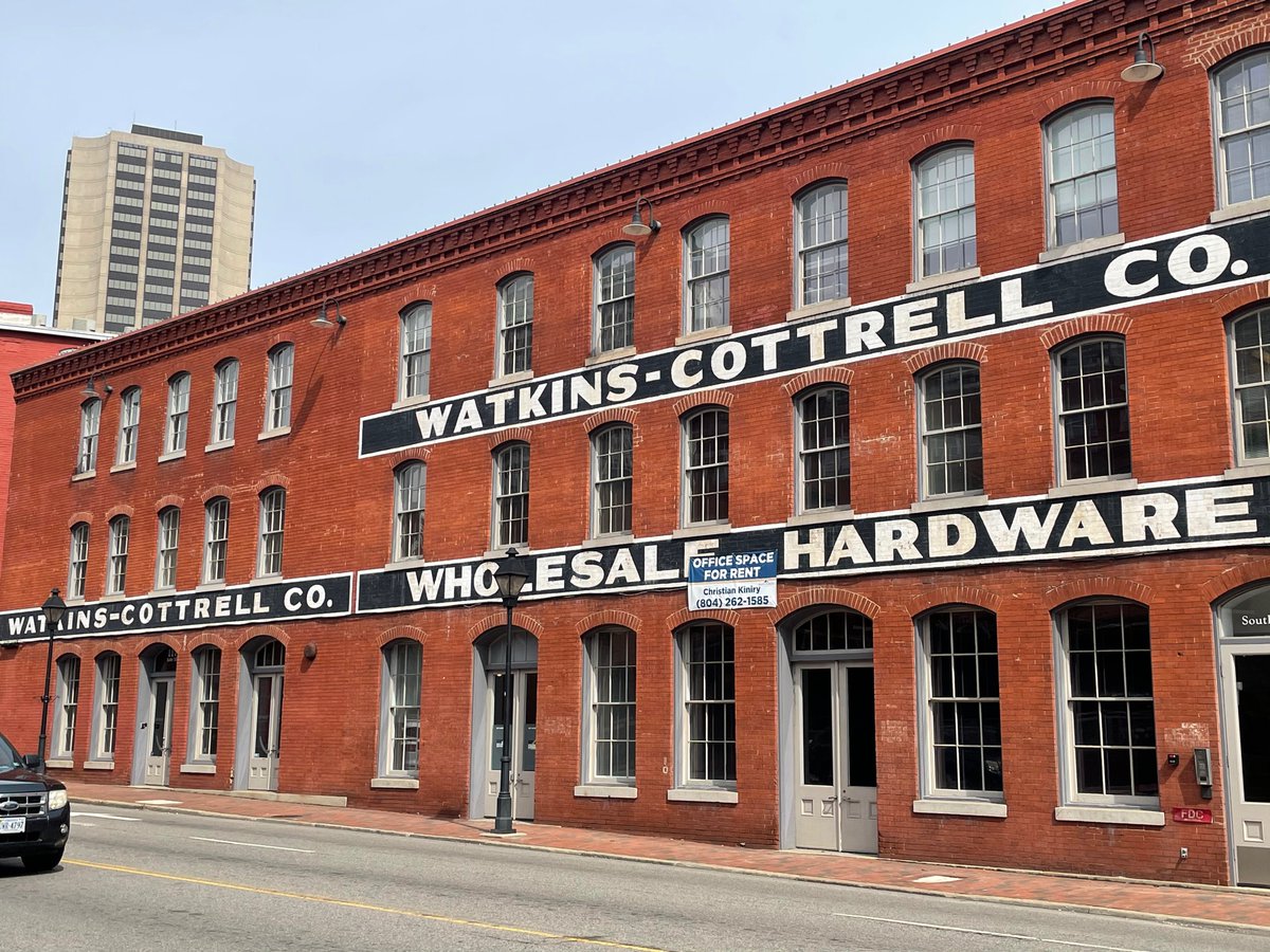 VicctorianChad's tweet image. American City: why is nobody willing to shop in our beautiful downtown district?🏛

Same American city: 4 feet of unprotected sidewalk next to 6 lanes of high speed traffic is a good idea🛣