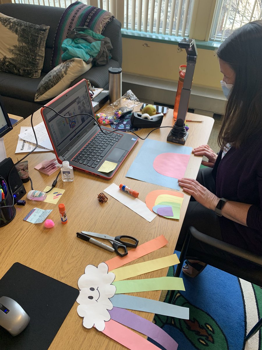 mrsflewelling27's tweet photo. Spring rainbow art today in #learnathomekindergarten 🌈 ❤️@BlakeySabrina @oakleybarrie @SCDSBey https://t.co/R5np6n5Bky
