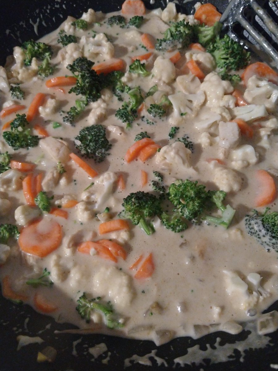 GeologistsCat's tweet photo. I hereby declare that the next few days will be the days of #chili and #CurryAdventure.
Day 1: a green Thai cuisine based #curry with broccoli and mangetout served with rice and improved with some moderate spicy Chilis and lime juice!
#cooking @Geology_Tim https://t.co/bQHqnwbZ2I