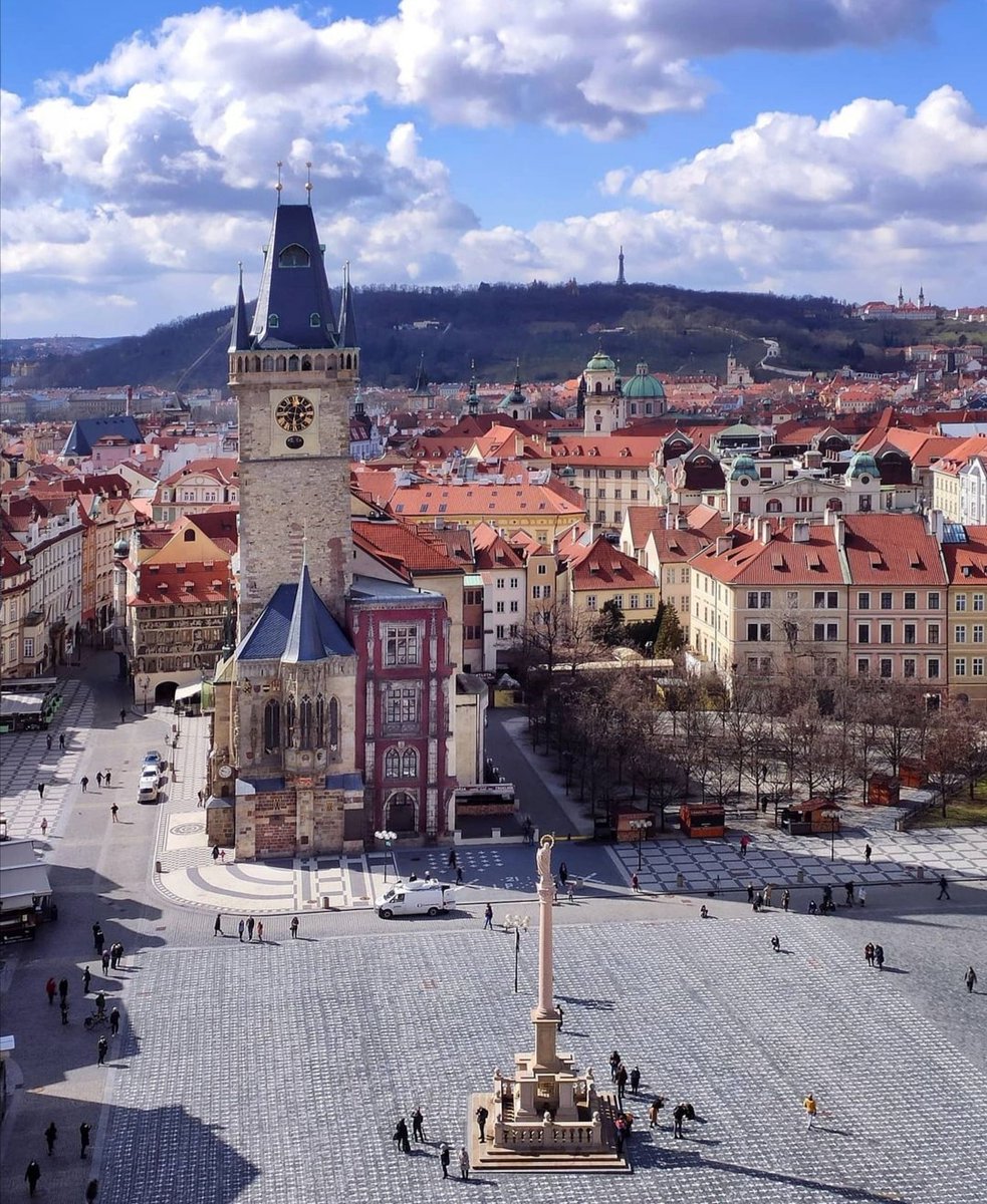 guiadepraga's tweet photo. Una vista mucho menos corriente de la Plaza de la Ciudad Vieja desde El Templo de Nuestra Seňora de Týn.
Qué te parece? 🙂
Foto: @klara_has
#praga #prague #praha #prag #republicacheca #republicatcheca #ceskarepublika #cesko #czechrepublic #czechguide #tschechien https://t.co/bgCQb2Wnck