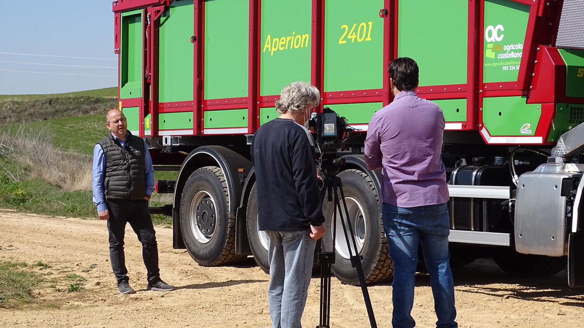 AGGROUPESPANA's tweet photo. 1, 2, 3...🎥rodando @Agroenaccion … donde nuestros compañeros de @AGGROUPESPANA @AgrCastellana nos detallan todas las características del ensamblaje👉 vehículo #agricola @TatraTrucks_es ➕caja multiusos APERION 2401 #strautmann
.
.
#agricultura
#aggroupcreamoshorizontes https://t.co/bH6SVfuvqN