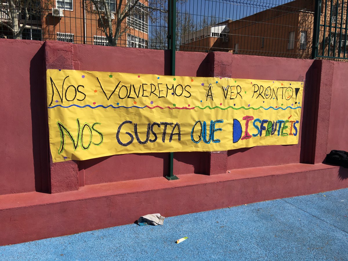 colegiomontse's tweet photo. Los alumnos de 2ºESO no se han querido olvidar de nuestros queridos vecinos en la Residencia San José y les han dejado estos mensajes de ánimo en el patio ¡Os echamos mucho de menos! Comienzan las vacaciones de Semana Santa. https://t.co/je1bv5Dotg