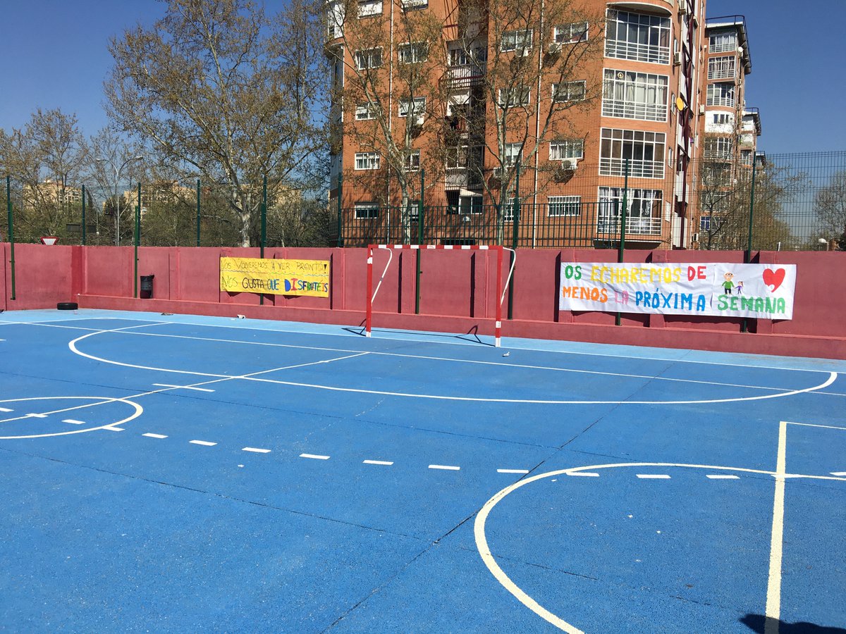 colegiomontse's tweet photo. Los alumnos de 2ºESO no se han querido olvidar de nuestros queridos vecinos en la Residencia San José y les han dejado estos mensajes de ánimo en el patio ¡Os echamos mucho de menos! Comienzan las vacaciones de Semana Santa. https://t.co/je1bv5Dotg