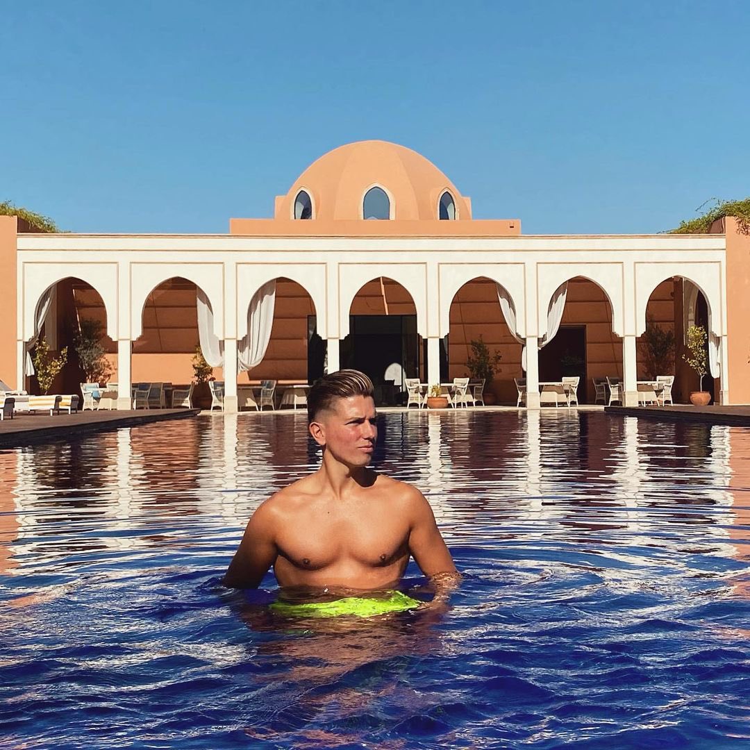 A spring swim, by the pool with a fresh drink 🍹 and a wonderful view on our lavishing gardens 🌻.

📸: @lcpedro_oficial 

#springtime #sun #poolday #relaxingweekend #poolside #plamtrees #azur