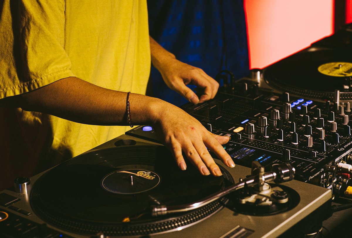 TheVinylFactory's tweet photo. Celebrate South Korean vinyl culture, this weekend with VF Live x Seoul Community Radio https://t.co/fSgRutWMTV | @Radio_SCR #VFLive https://t.co/uvr4IU7Z5I
