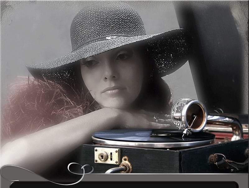 старая пластинка. старые граммофонные пластинки. старые виниловые пластинки. фотосессия с патефоном. слушать старые пластинки девушка поет.