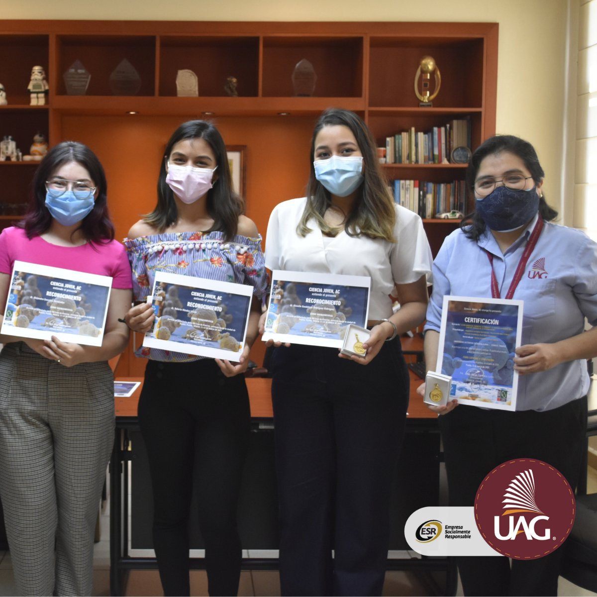 UAGTab's tweet photo. Felicitamos con mucho #OrgulloUAG a Giselle, Valeria y Alejandra, alumnas de 6º semestre de Arquitectura, por participar en la "VII Copa de ciencias" organizado por @CienciaJoven, en el que ganaron una certificación con su proyecto: Confort térmico en la vivienda social. 🦉🥇👏 https://t.co/ryMqKlvH3P