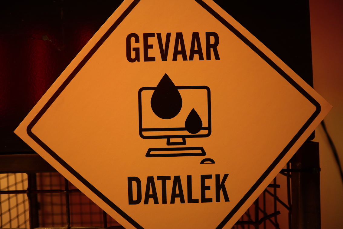 MobileEscape's tweet photo. Veel datalekken vandaag! Wel goede voorbeelden om te verwerken in de Video Escape Room.

#RDC #Ollongren #datalek #datalekdonderdag #videoescaperoom #escaperoom #informatiebeveiliging https://t.co/BI450kXwPQ