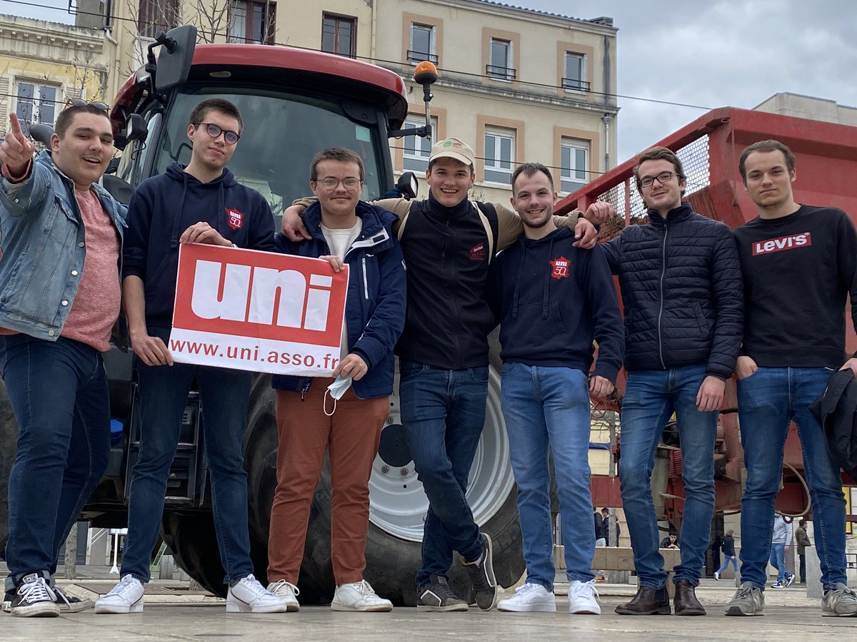 AntChabrillat's tweet photo. Présent aujourd’hui pour Place de Jaude à #ClermontFd soutenir nos agriculteurs.

Un événement qui s’est déroulé sans violence ni incident majeur et dans un bon état d’esprit ! https://t.co/VmVftcB4pv