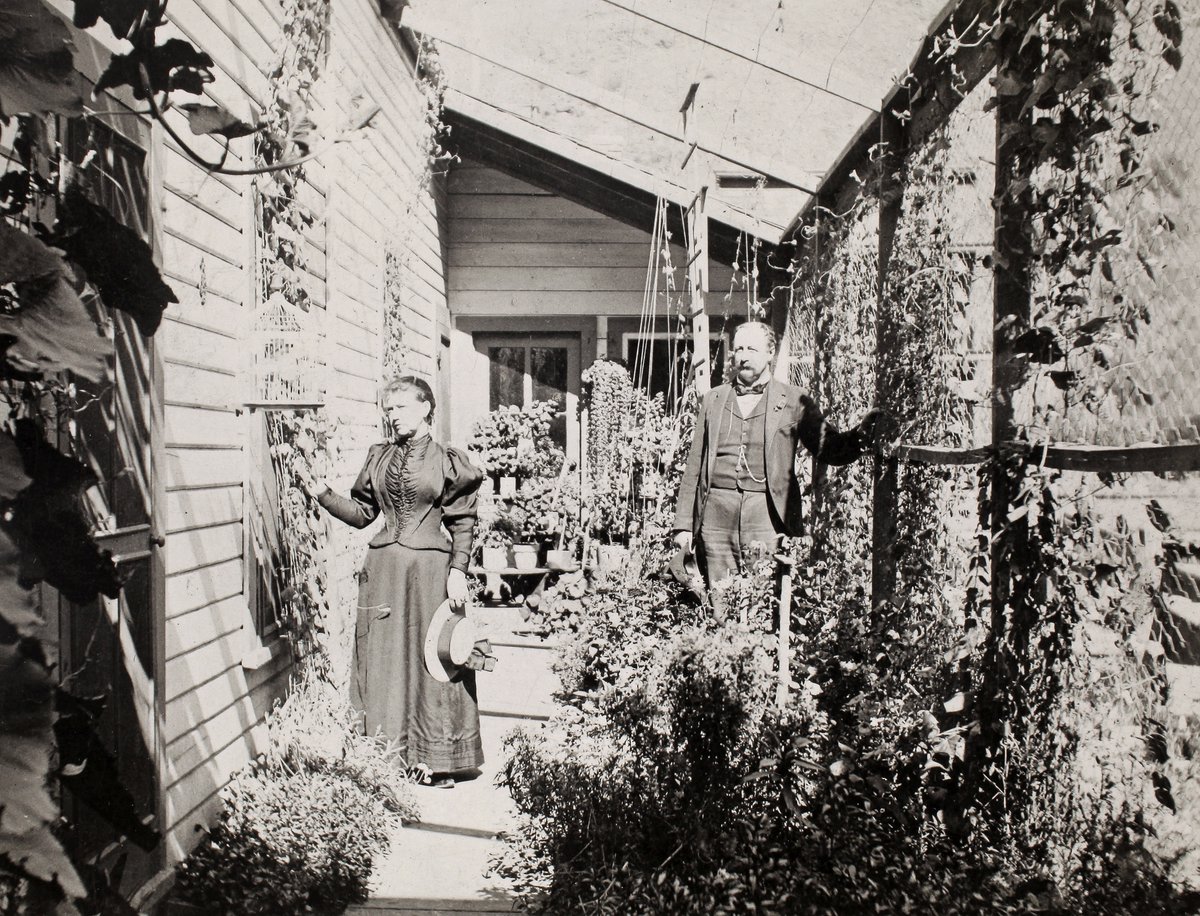 LatahCoHistory's tweet photo. Dreaming of warmer days ahead. Dora and Henry (last name unknown) stand in their garden in Kenrick. Oct. 2, 1896 

LCHS Photo: 10-05-010 

#Kendrick #LatahCounty #Idaho https://t.co/hu6gEvlWXu