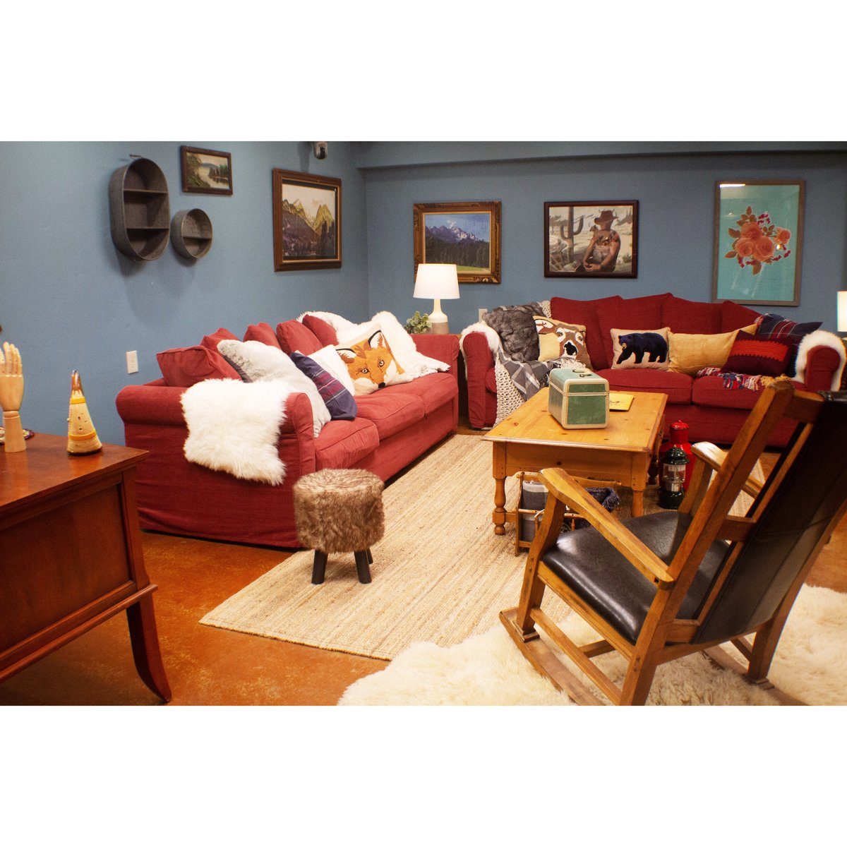 The <a href="/FloribamaShore/">MTV Floribama Shore</a> living room. Perfect accents to make you feel like you're out in the Wild West 🐎

#MTVFloribamaShore - #InteriorDesign by Flip This Bitch.

<a href="/mtv/">MTV</a> #SetDesign #ProductionDesign #InteriorDesignInspo #RealityTV #TV #MTV #CabinCore #CabinDecor #FarmHouseDecor