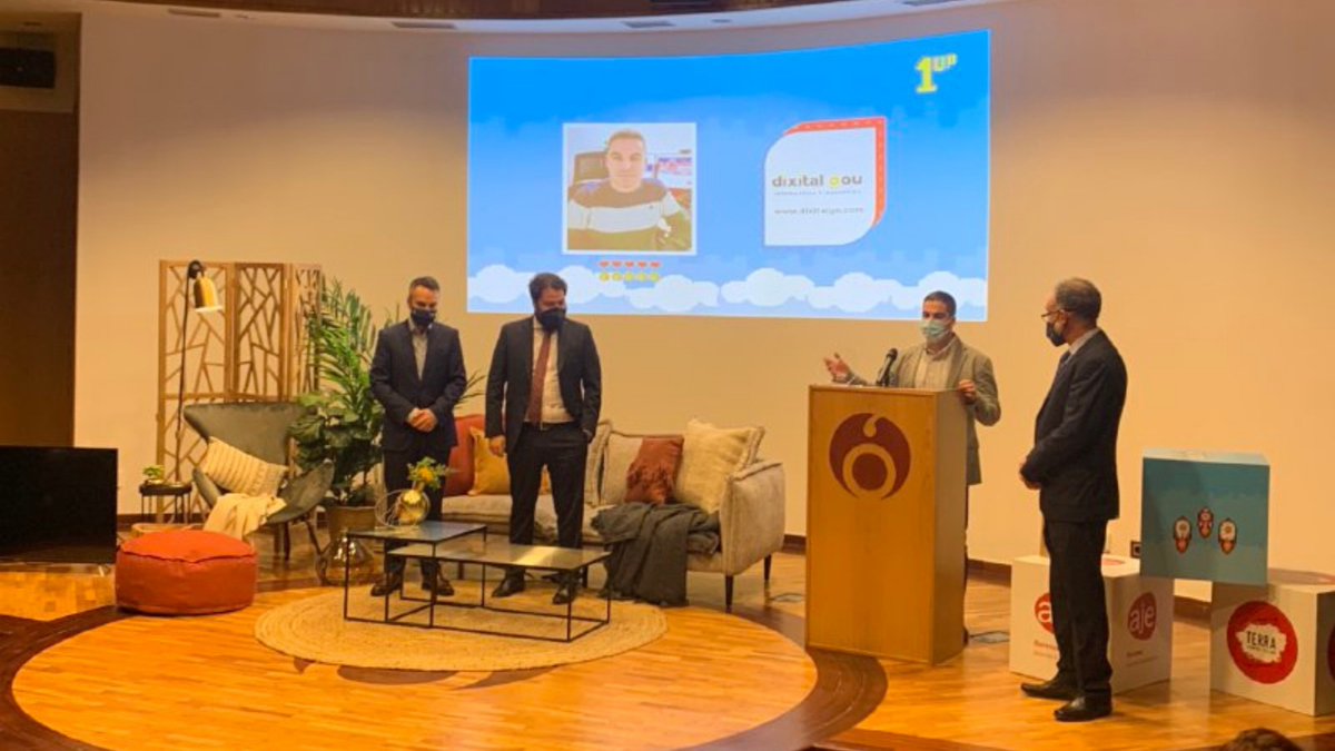 AJEOurense's tweet photo. 🚀Por su visión de futuro, innovación y capacidad de reinvención ante las adversidades, este año, el premio a la mejor iniciativa #Emprendedora2020 es para...

 👏👏👏 @DixitalGou 👏👏👏

¡Enhorabuena! #PremiosAJEOurense #JóvenesEmpresarios #iFuturo @csancibrao @reacciona_igape_ https://t.co/084YGzS7MT