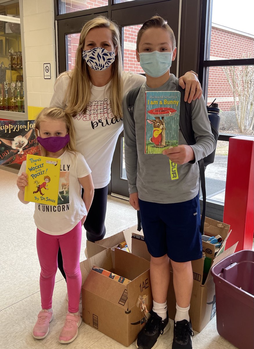 LibertyES1's tweet photo. Student Leadership Team's Graham reached out to his neighbors for Book Drive donations and ended up with over 200 books! Thank you Graham! Tomorrow is the last day for our CCSD Book Drive. @CcsdCares #bethatperson #bekind #wwabt https://t.co/b46ozNkfoz