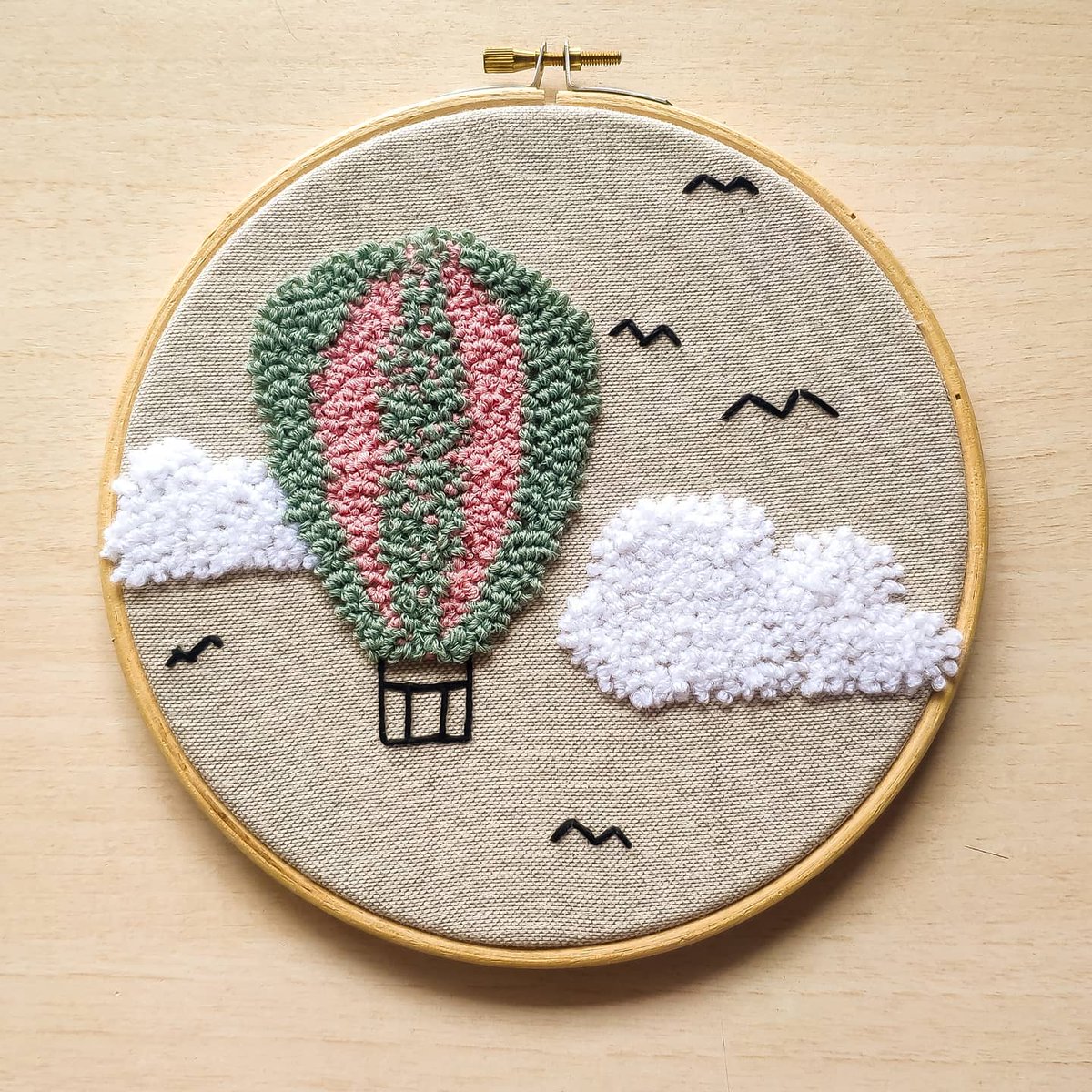 sararello's tweet photo. Vuela a través del Punch Needle 🌍

#embroidery #handmade #bordados #handmadewithlove #personalized #sararello #handmadeaddiction #punchneedle #punchneedleembroidery #globos #experience #travel #freedom #clouds https://t.co/6XHubPLapY