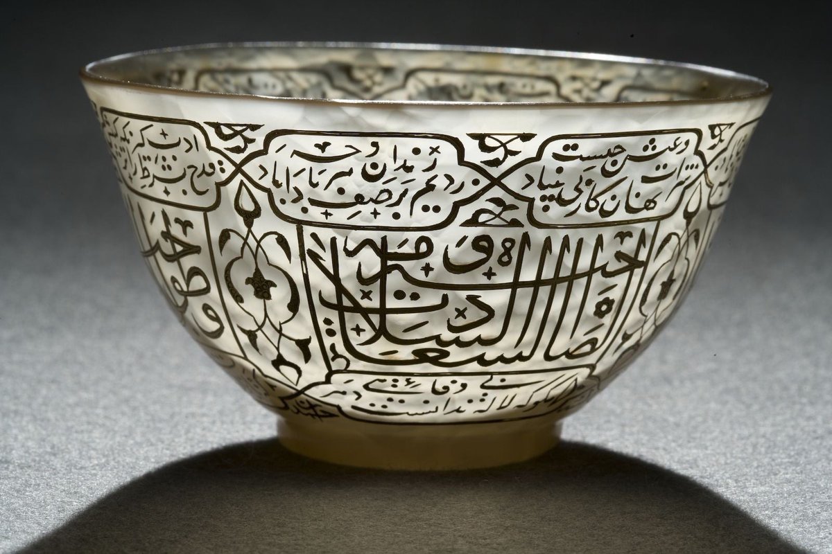 وعاء من القرن السادس عشر مصنوع من حجر عقيق واحد