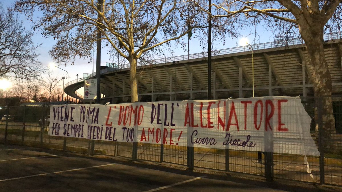 SaraMeini's tweet photo. Firenze. I Tifosi della Fiorentina. Niente da aggiungere. #Prandelli @TgrRaiToscana https://t.co/E3CkdIgEj2