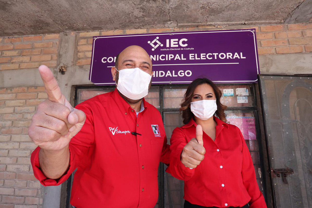 rigofuentes's tweet photo. #Hidalgo es un bastión del priismo por sus buenos gobiernos, y para seguir así, acompañé a @Aleidaelyguva a registrarse como candidata de nuestro partido a la alcaldía de este municipio, ante la sede local del @IECoahuila.
#UnidosEnMarcha 
#PorSiemprePRI https://t.co/2tET315Yfx