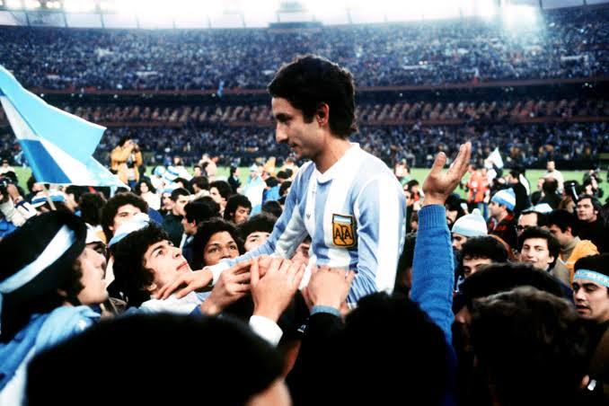 CopaLendas's tweet photo. Osvaldo Ardiles, Argentina 🇦🇷.
Copa do Mundo de 1978, Argentina.
Campeão Mundial.
0 gol, 6 jogos. #ardiles #argentina #worldcup78 #copa78 #fifa #campeón #leyenda #pitón #laalbiceleste #panini https://t.co/TyY4LVR4lL