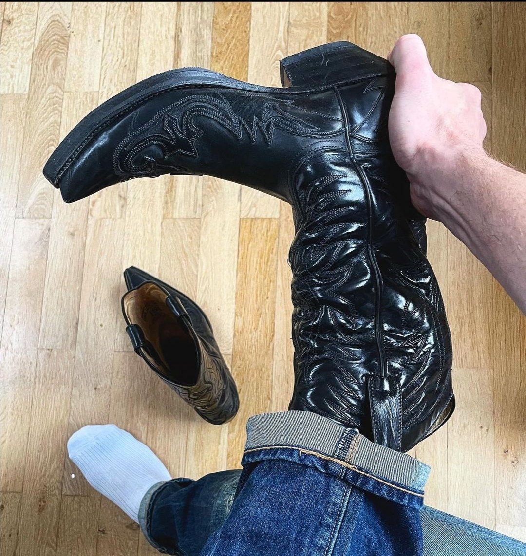yarqoon's tweet photo. Kovboy çizmesi çizgili beyaz çorap ikisi favorim. #kovboyçizmesi #beyazçorap #ankarafetiş #ankaragay #ankarabeyazçorap #siyahçorap #gayankara #sendraboot #cowboyboots https://t.co/dMnYBVprL9