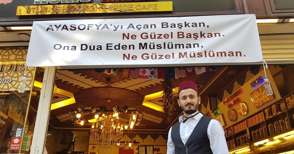 Olayın özü özeti şudur 
Yunus efe şayet külliyeyi eleştirseydi 
Olmaz ya görevden alınsaydı 
Bugün onu bi avukat ordusu savunuyor olurdu
Ve çoktan görevine dönmüştü
Onun tek suçu müslüman olmak 
Ve maalesef bu asır müslümanın koyundan aciz olduğu asır 

 #HepimizYunusEfeyiz