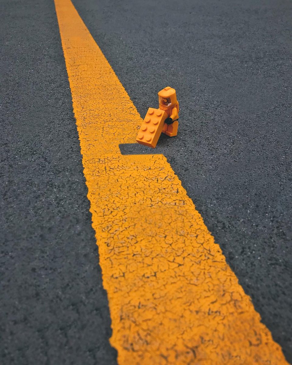 NextstreetG's tweet photo. 💛 Some people believe in making rules. And some people believe in breaking rules. But it's the better to follow your heart.

"Rule Breaker" by Australian artist @legojacker (insta)
.
.
#streetart #urbanart #lego #photography https://t.co/PC0EWweXH3