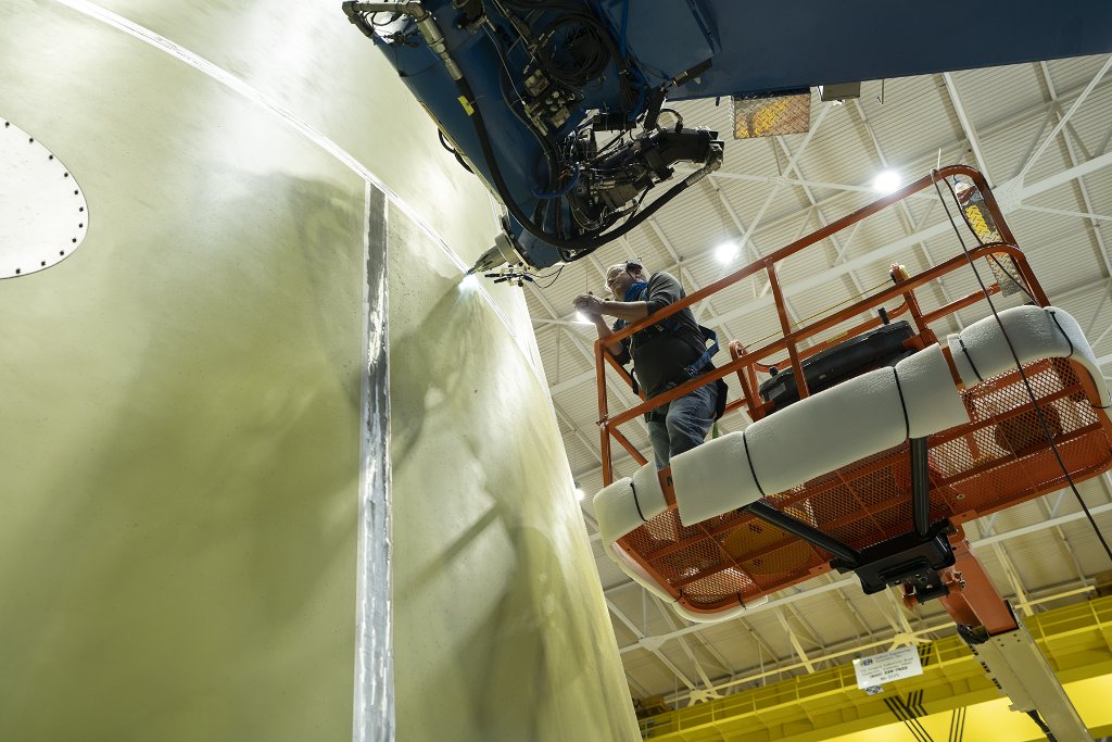 NASA_Marshall's tweet photo. Marshall technicians recently finished welding a key component of the @NASA_SLS rocket for #Artemis II, the first @NASAArtemis mission to carry @NASA_Astronauts around the Moon >> https://t.co/W5Hx1T2OlM https://t.co/STOanULcOH