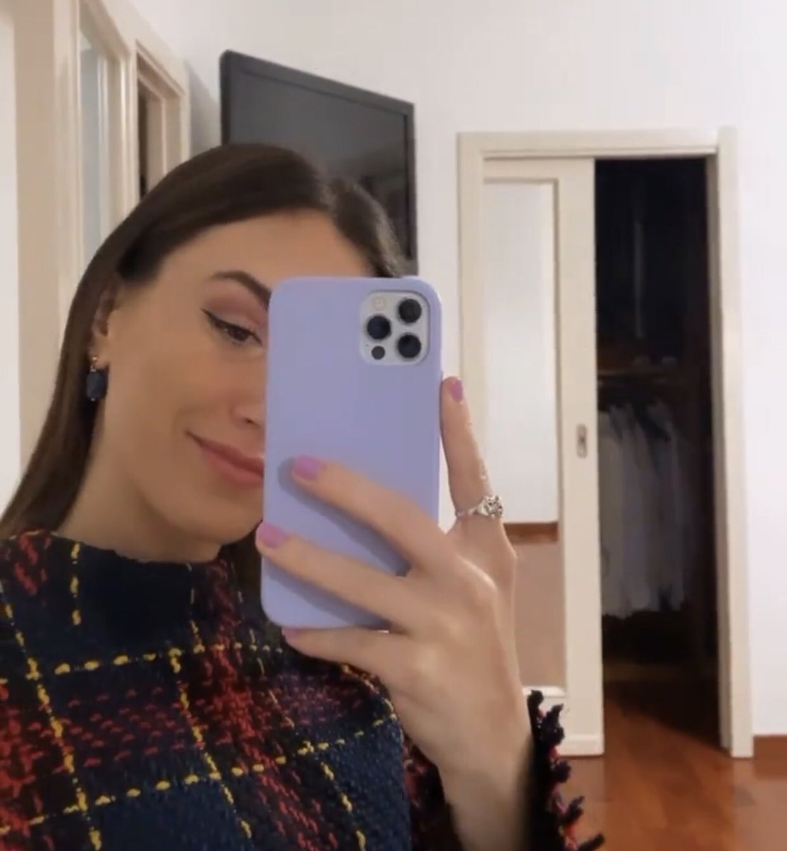 lapiubonasoio's tweet photo. E come ogni puntata dell’isola non può mancare l’outfit (pazzesco🤩) e le ciabatte a unicorno. PARLIAMONE,D’OBBLIGO. #tzvip #isolaparty @Valeriangione 🏝 https://t.co/e3tHwjh8IU