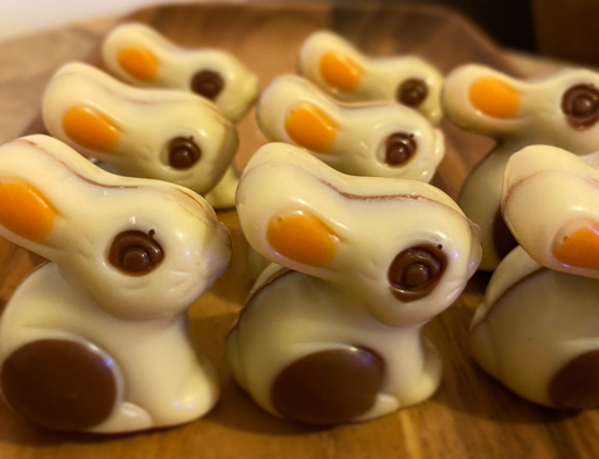 Castle_Chocs's tweet photo. 🐰 Praline Bunnies!🐰 a cute addition to a cake or in one of our bespoke Easter eggs! The praline bunnies are available in white or Dark chocolate! 
Free delivery on orders over £15! 
https://t.co/Whs5TvFpRK https://t.co/tTR7HMxLVE