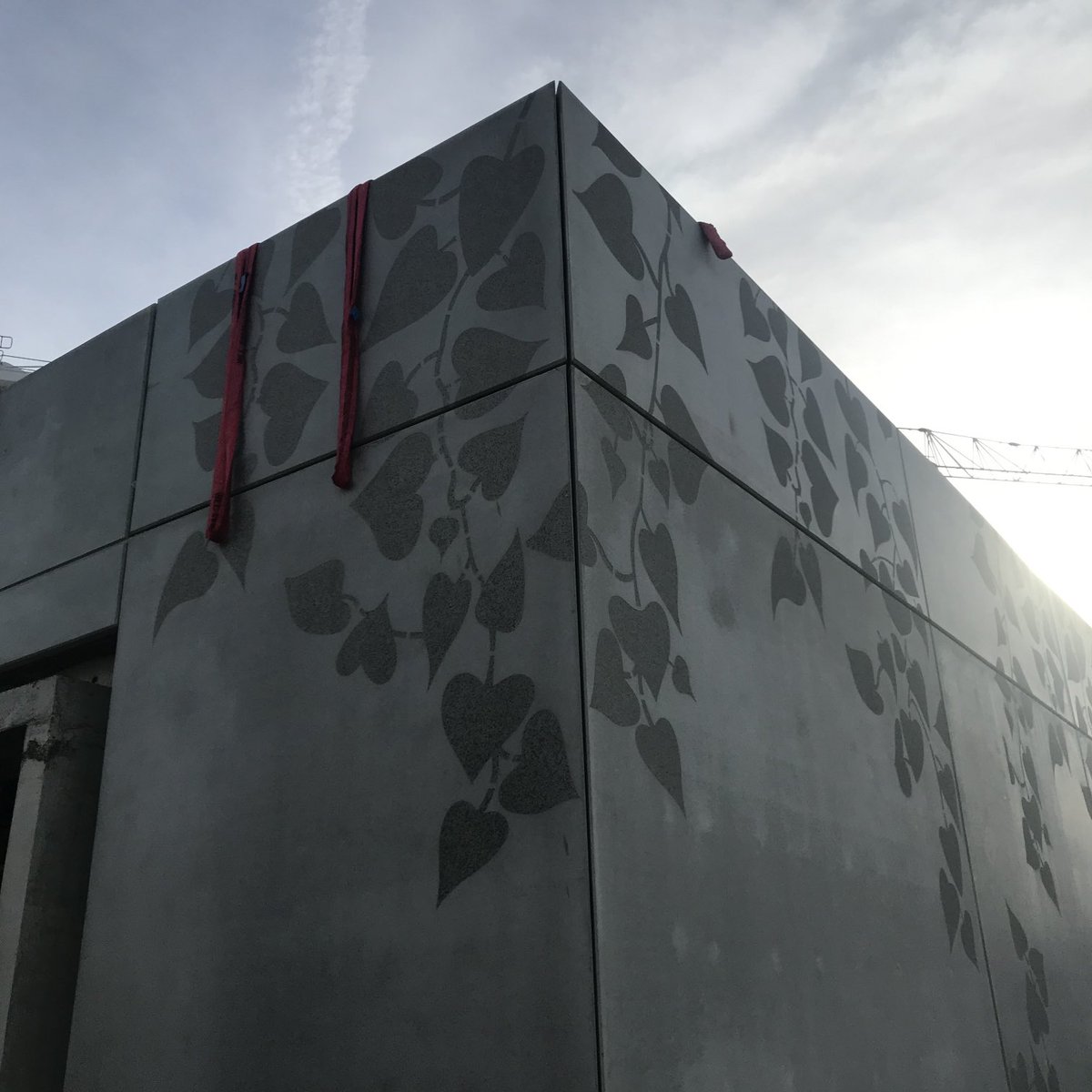 creaturearchi's tweet photo. Puiseaux, les feuilles sablées envahissent les façades de la future école! #Communauté de communes du Pithiverais Gatinais #revil #soriba https://t.co/4PBa3xtaxR