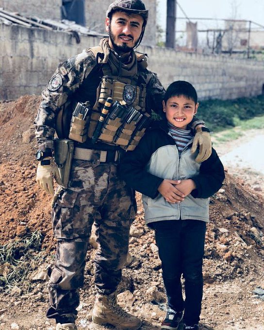 Tanımaktan kıvanç duyduğum..
*
Reis'e olan sevgisine tanık olduğum..
*
Namazına abdestine şehadet ettiğim..
*
Hendek operasyonlarında, Afrin'de, 15 Temmuz'da canını ortaya koyan Yunus Efe'ye yapılan şu orantısız zulme bir son verin artık!
*
Vebali ağır olur. 
#HepimizYunusEfeyiz